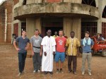 Des étudiants de l'Ecole Centrale de Nantes, devant l'église de Kampti, le 15 août 2015. de gauche à droite: Merlin, Florian, monseigneur Kambou, Xavier, Abbé Laurent Thomas Somé (l'économe diocésain), Quentin (responsable de l'association Enactus). 
